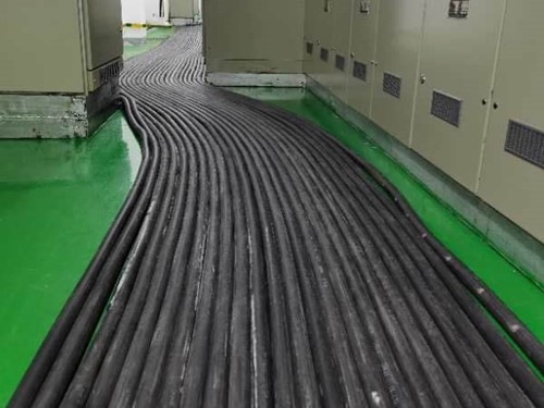 濠江如何根据理论计算公式计算温度对特定电压测量结果的影响？